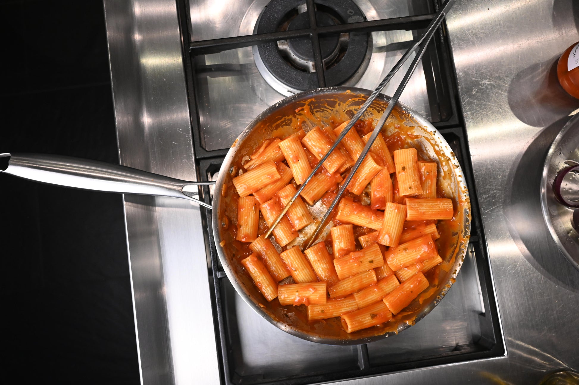 Soma stegepande rustfrit stål med pasta og pastasovs